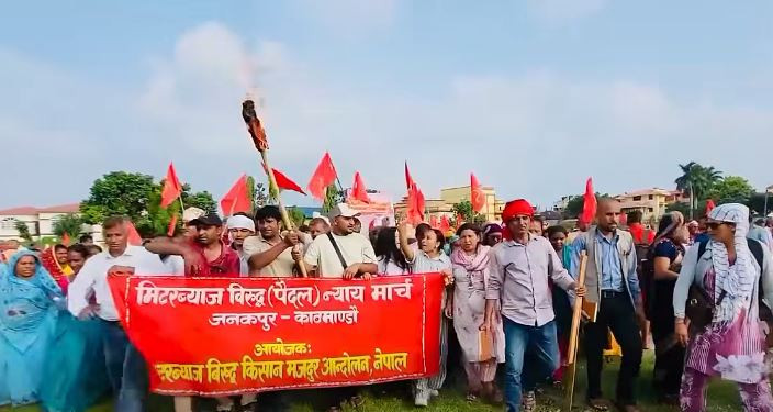 जनकपुरबाट पैदलै काठमाण्डौ हिँडेका मिटरब्याज पीडित झरीमा भिज्दै सर्लाही आइपुगे