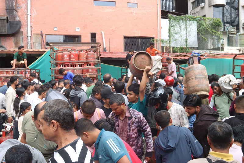 बिहीवारदेखि डिलरबाटै ग्यास किन्न उपभाेक्तालाई उद्योगीको आग्रह
