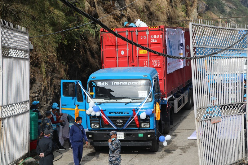 दशैँका सामान भित्र्याउन ३ दिनका लागि खुल्यो तातोपानी नाका