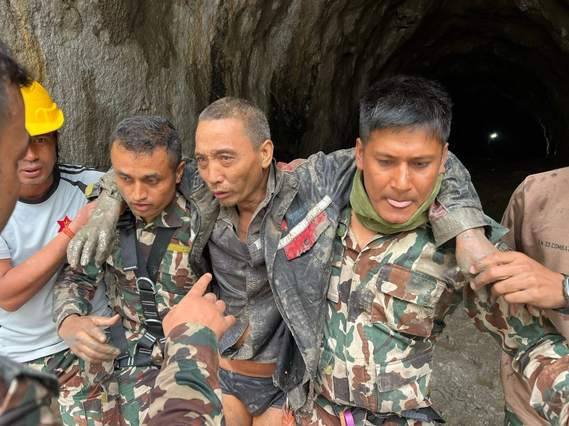 बाढी आएको ११ औँ दिनमा सुरुङबाट एक जनाको जीवितै उद्धार