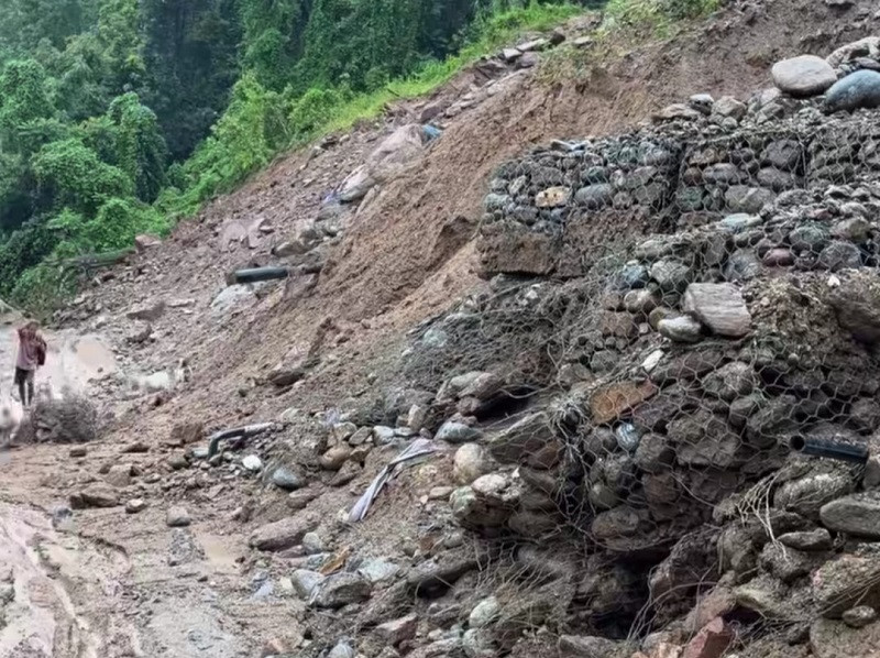 पहिरोको कारण मेची राजमार्ग अवरुद्ध हुँदा ३ जिल्लामा आवागमन ठप्प