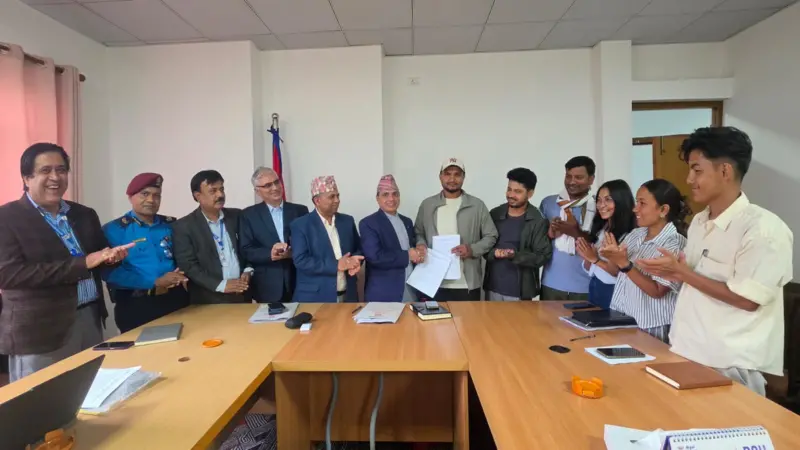 जनकपुरबाट काठमाण्डौको लागि पैदल मार्च सुरु गरेका मिटर ब्याज पीडितहरू १०औँ दिनमा निजगढबाट घर फर्किए