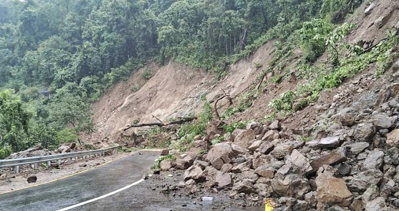 वर्षा र पहिरोका कारण विभिन्न सडकखण्ड अवरुद्ध