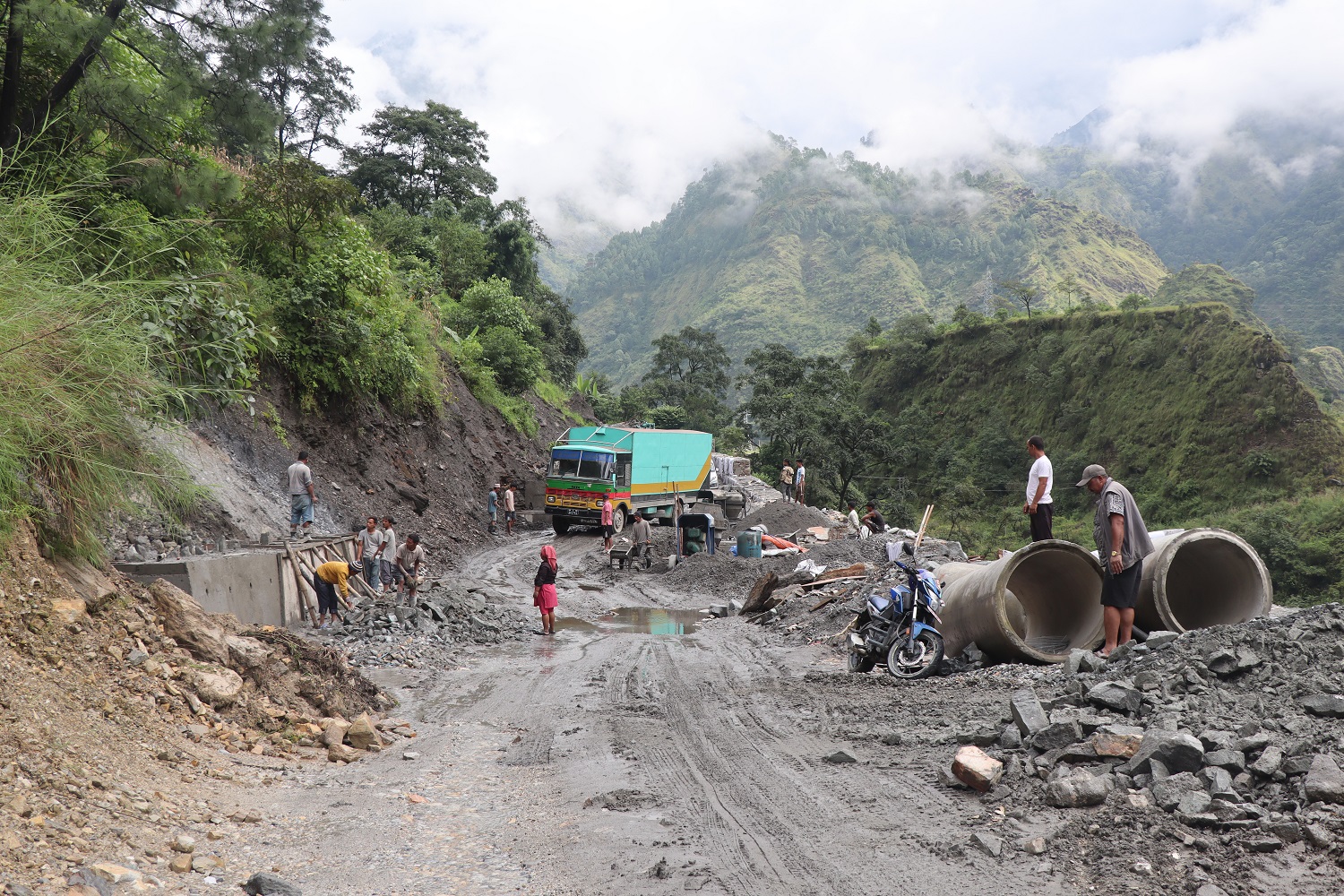 बेनी–जोमसोम सडकका पहिरो प्रभावित क्षेत्रमा स्तरोन्नति तीव्र
