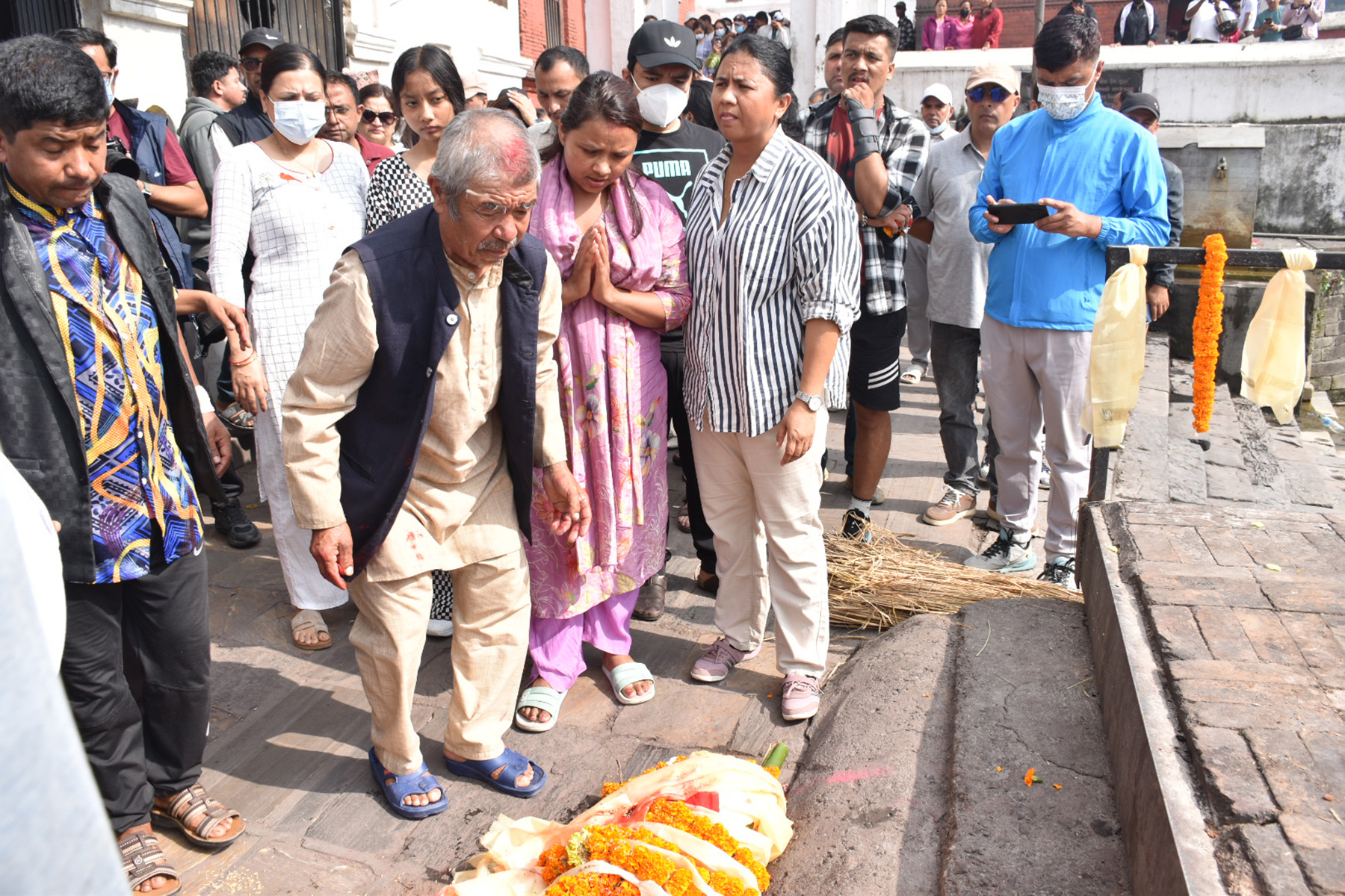 कुशको शव बनाएर पत्रकार थामीको अन्त्येष्टि