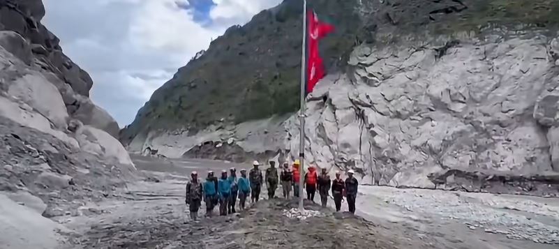 बाढीले बगाएको नेपाल–चीन सीमामा राष्ट्रिय झण्डा फहराइयो