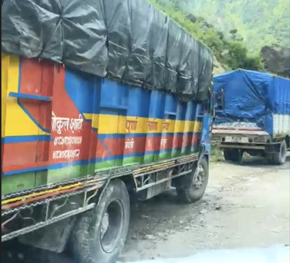कर्णाली राजमार्ग अवरुद्ध हुँदा साढे दुई करोडको स्याउ बाटोमै रोकियो