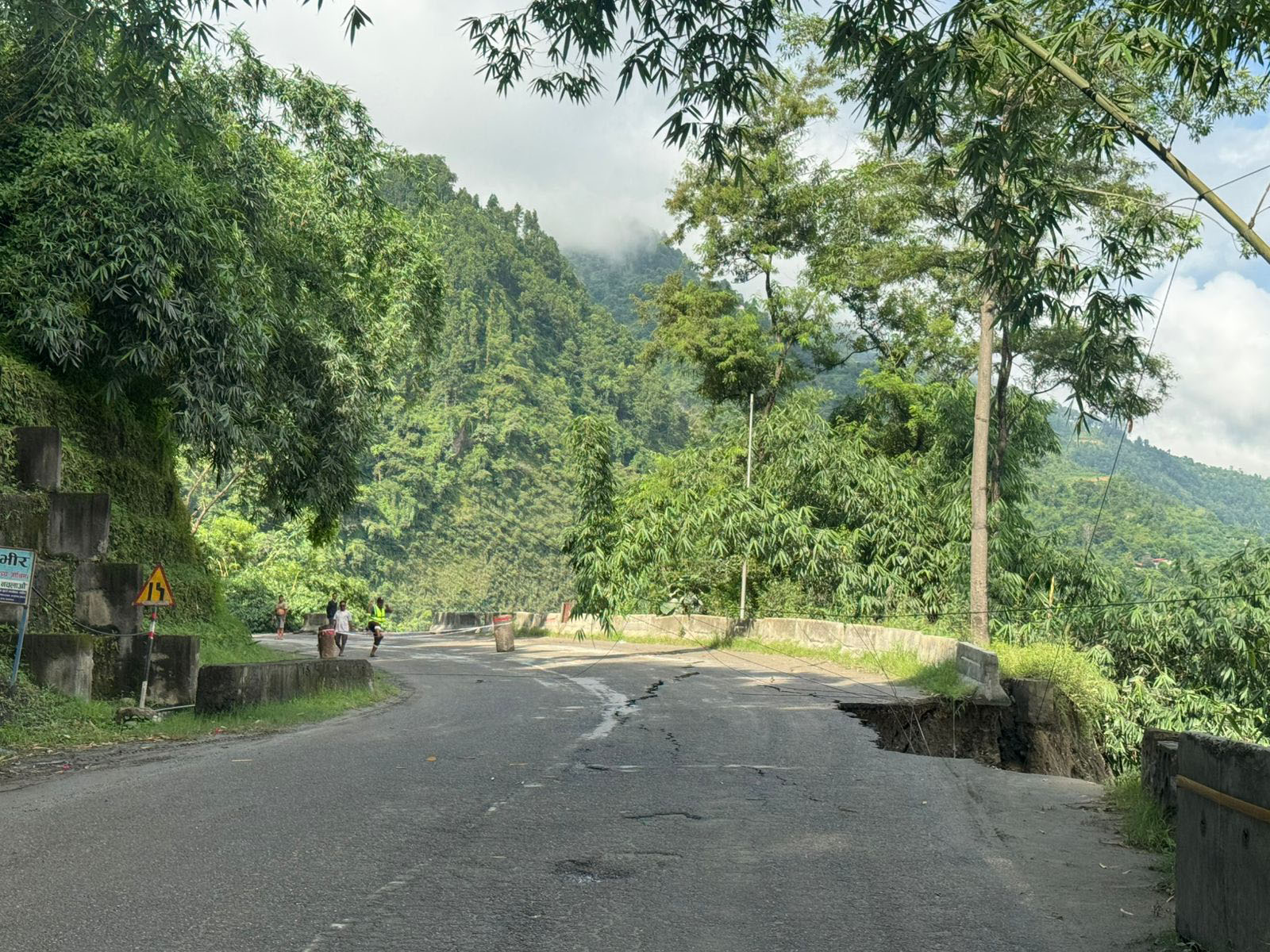 कृष्णभीरमा त्रिशूलीको बाढीले कटान गरेपछि नागढुङ्गा-मुग्लिन  सडक अवरुद्ध