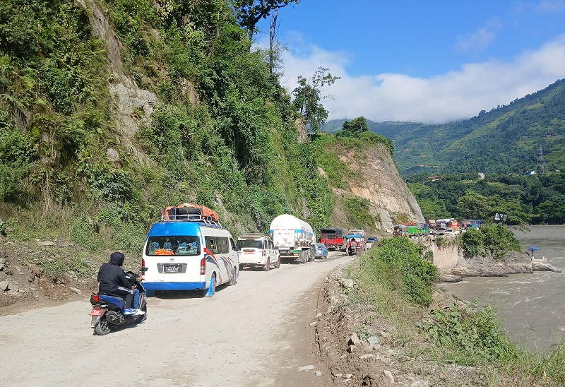 धादिङको पहिरो पन्छाएपछि पृथ्वी राजमार्ग सञ्चालनमा