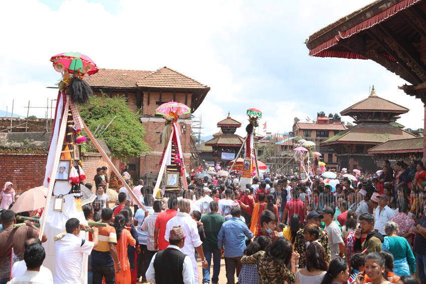 आज गाईजात्रा पर्व मनाईंदै :  भक्तपुरमा घिन्ताघिसी नाच प्रदर्शन
