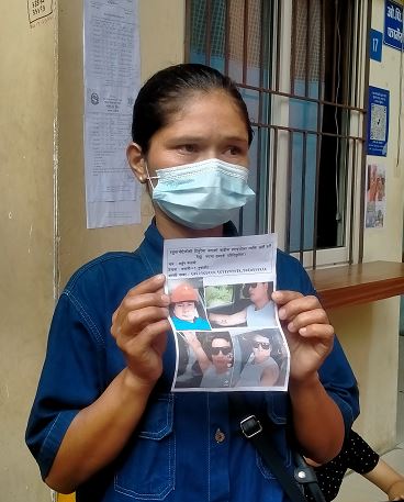 बाढीमा सम्पर्कविहीन श्रीमानको तस्वीर बोकेर अस्पताल धाउँदै