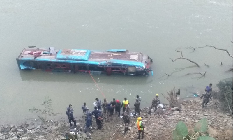 त्रिशुलीमा बस खस्दा ज्यान गुमाउनेको सङ्ख्या ७ पुग्यो : ४१ जनाको उद्धार