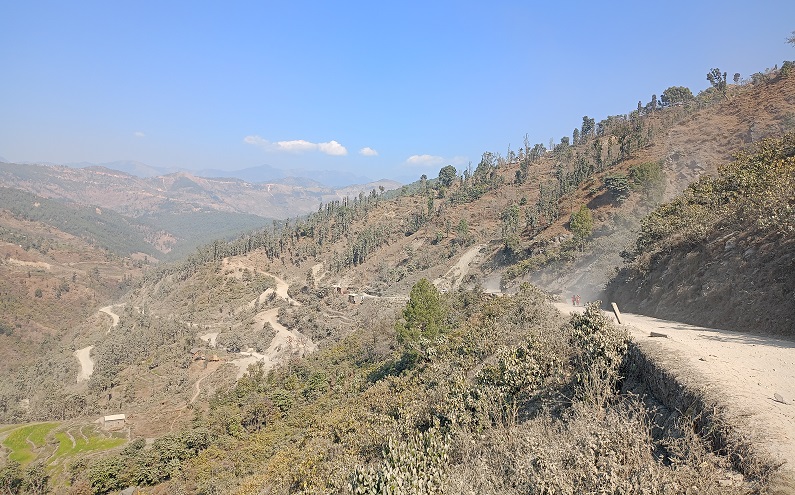 कर्णाली राजमार्गको पादुकाखोला खण्डमा धुलो र हिलोको सास्ती, ठेक्काको काम अलपत्र