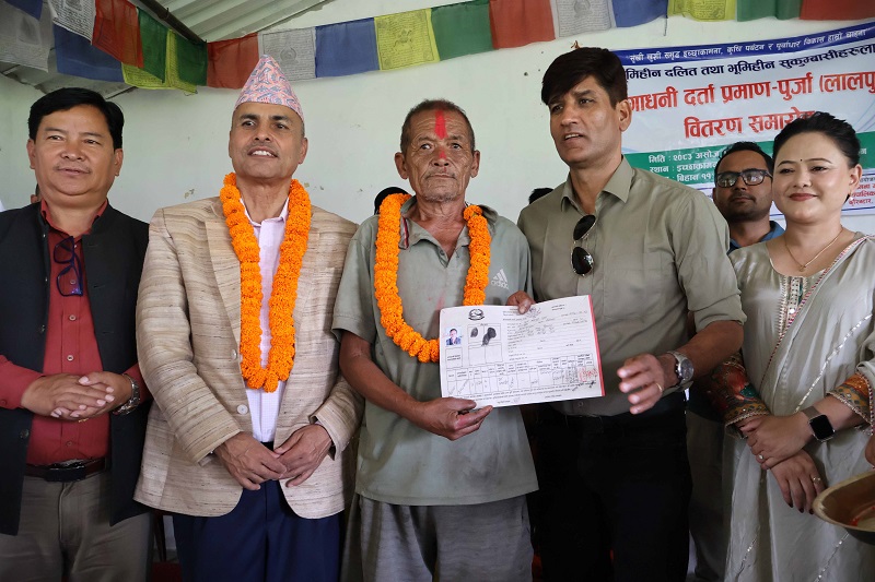 चितवनको इच्छाकामनामा भूमिहीनलाई जग्गाधनी प्रमाणपुर्जा