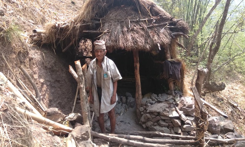 तीस वर्षदेखि जङ्गलमा बास