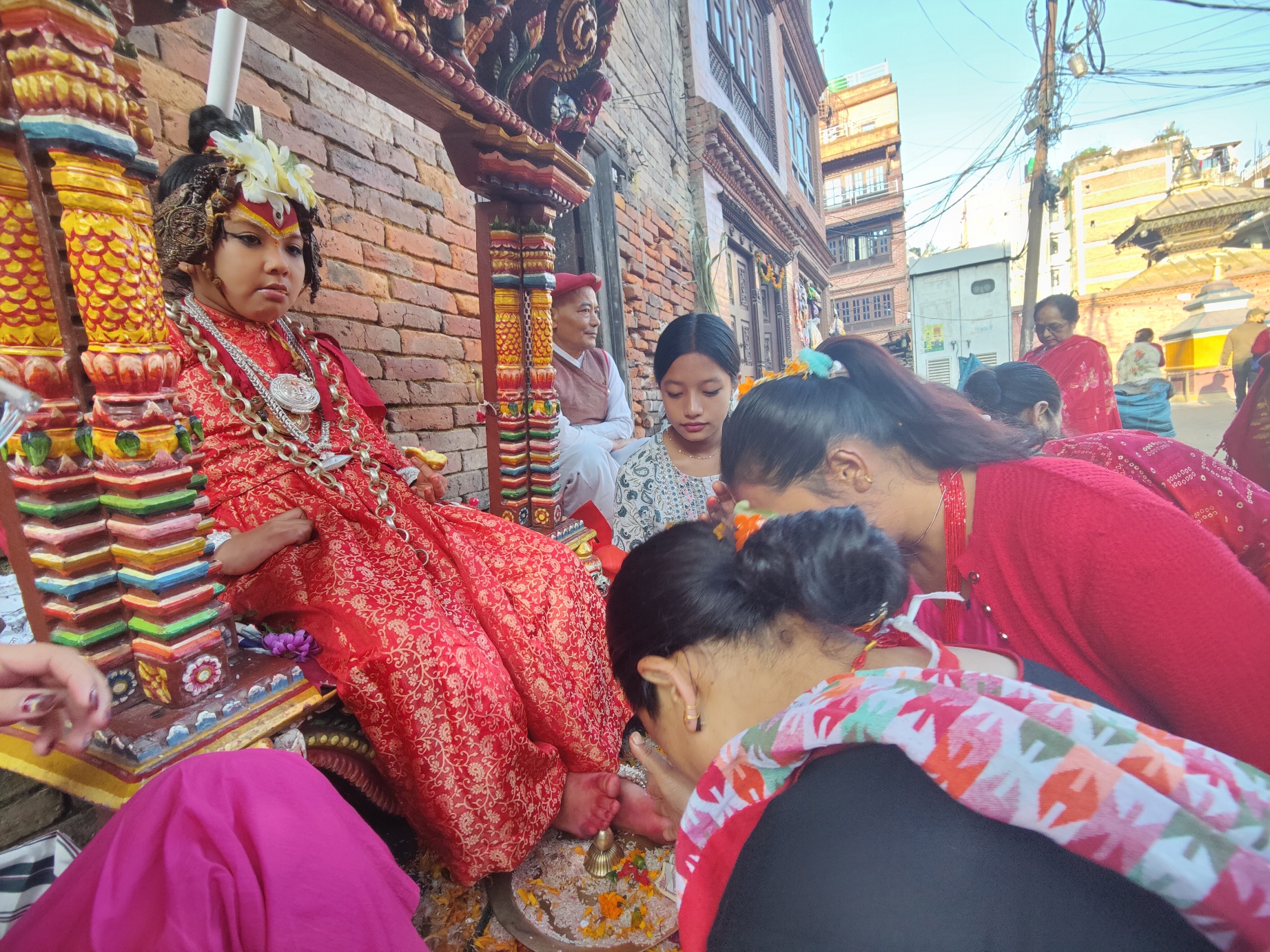 तलेजुमा सर्वसाधारणद्वारा कुमारीको हातबाट टीका ग्रहण