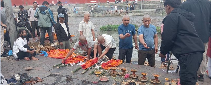 सम्पर्कविहीन भएकाहरु भेटिने आशा टरेपछि कुशको शव बनाएर अन्त्येष्टि