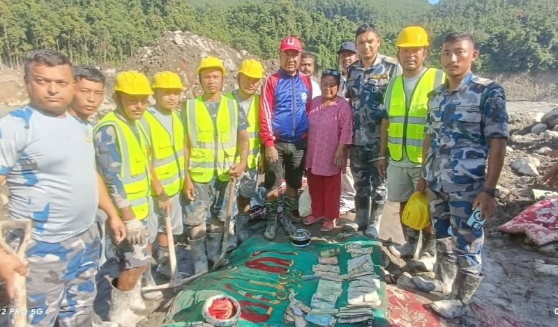 त्रिशूलीमा बाढीले पुरेको घरमा भेटिएको सुनचाँदी र नगद सम्बन्धित व्यक्तिलाई बुझाइयो