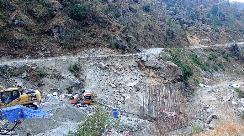 बाजुरामा ठेकेदारले पुलको जग खन्दा भत्किएको सडक १६ दिनसम्म पनि बनेन