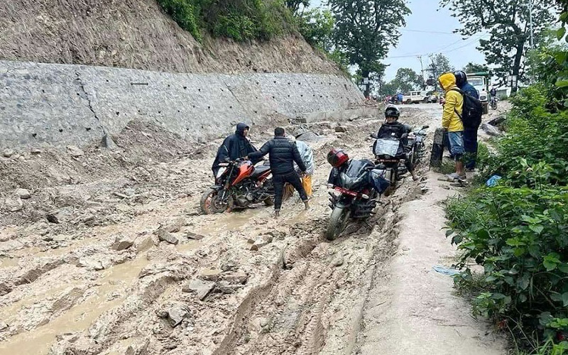 सुख्खा पहिरोले अवरुद्ध अरनिको राजमार्ग एकतर्फी सञ्चालन