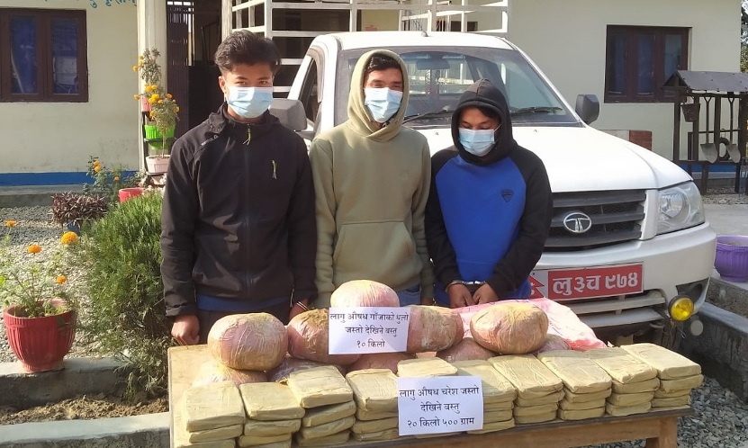 मकवानपुरमा चरेस र गाँजासहित तीन जना पक्राउ