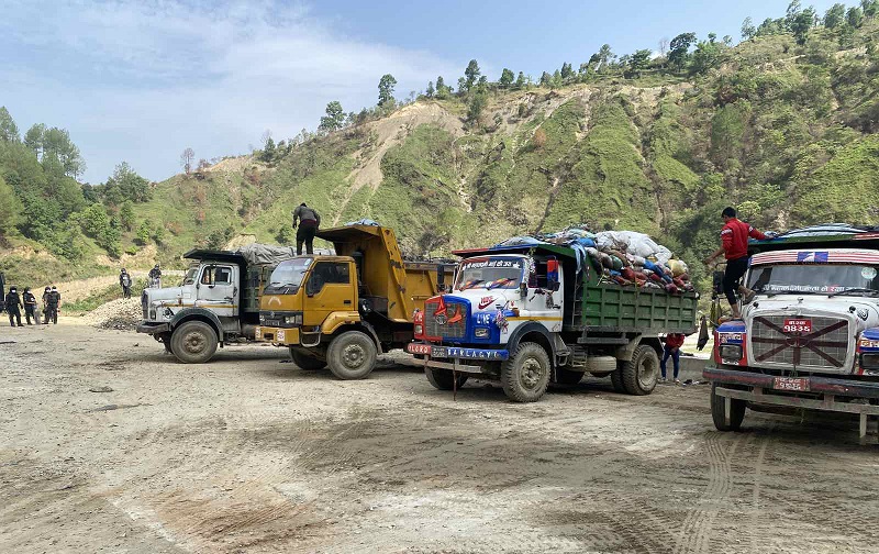 फाेहर बाेकेर बञ्चरे डाँडा गएका १५ वटा टिपरसहित १८ गाडीमा तोडफोड
