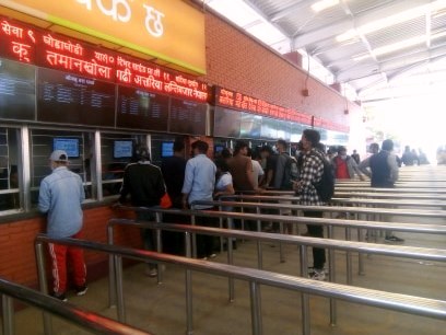 दशैँ मनाउन हिँड्नेहरुको चहपहलसँगै परदेशिनुपर्ने बाध्यता र विपत्तिको पीडा पनि सँगसँगै