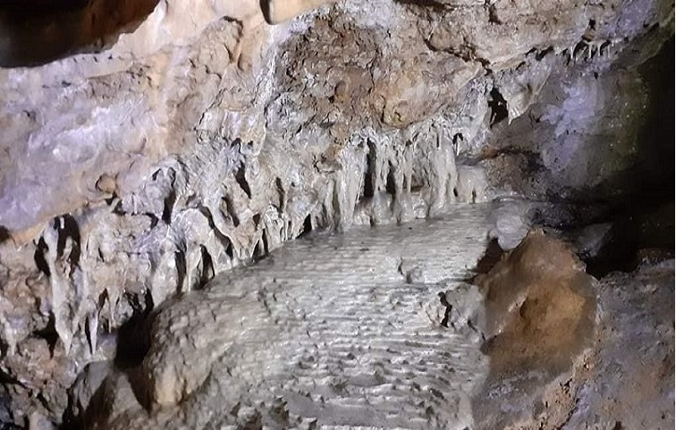 पर्वतको कुर्घामा एकसय मिटर लामो गुफा भेटियो