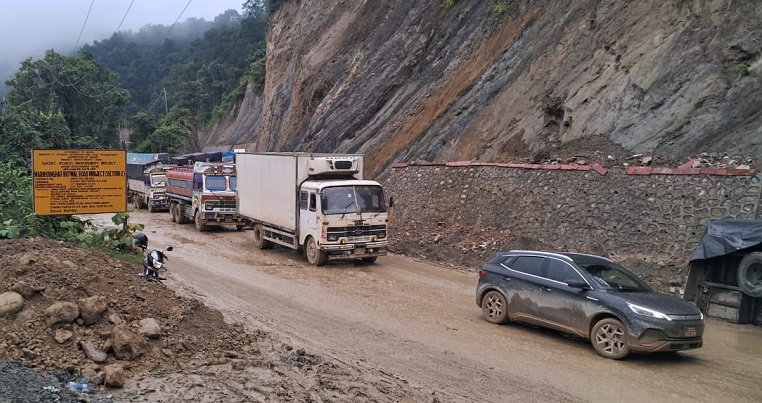 सिद्धबाबामा पहिरोका कारण अवरुद्ध सिद्धार्थ राजमार्ग खुल्यो