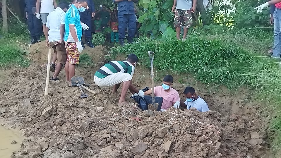 महाेत्तरीमा गाडिएकाे अवस्थामा भेटियाे एक महिलाकाे शव