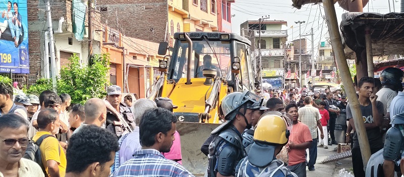 जनकपुरधाम क्षेत्रका अतिक्रमित पोखरीको जग्गा खाली गराउन डोजर चल्यो