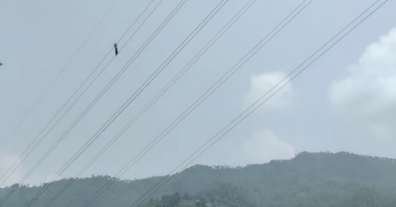 तारमा पुगेका व्यक्तिकाे उद्धार गर्न हेलिकप्टरसहित सेना पुग्यो, ‘सेनालाई देखेपछि उल्टै भाग्दैछन्’