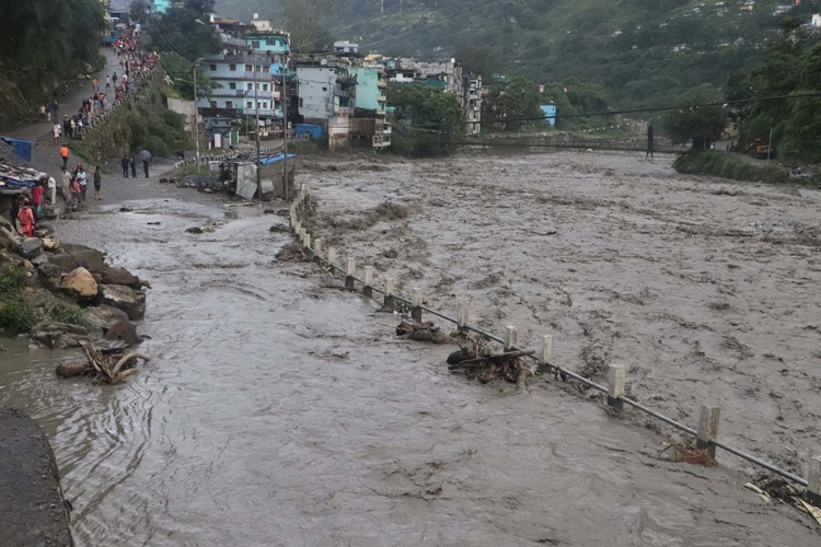 दार्चुलामा बाढी र पहिरोमा परि ११ जना बेपत्ता : खोजी चल्दै