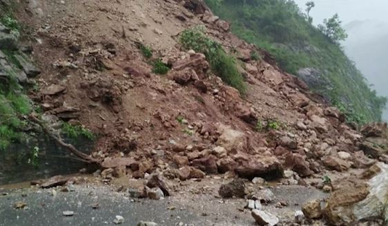 पहिरोले अवरुद्ध कर्णाली राजमार्ग खुलाउने प्रयास चल्दै