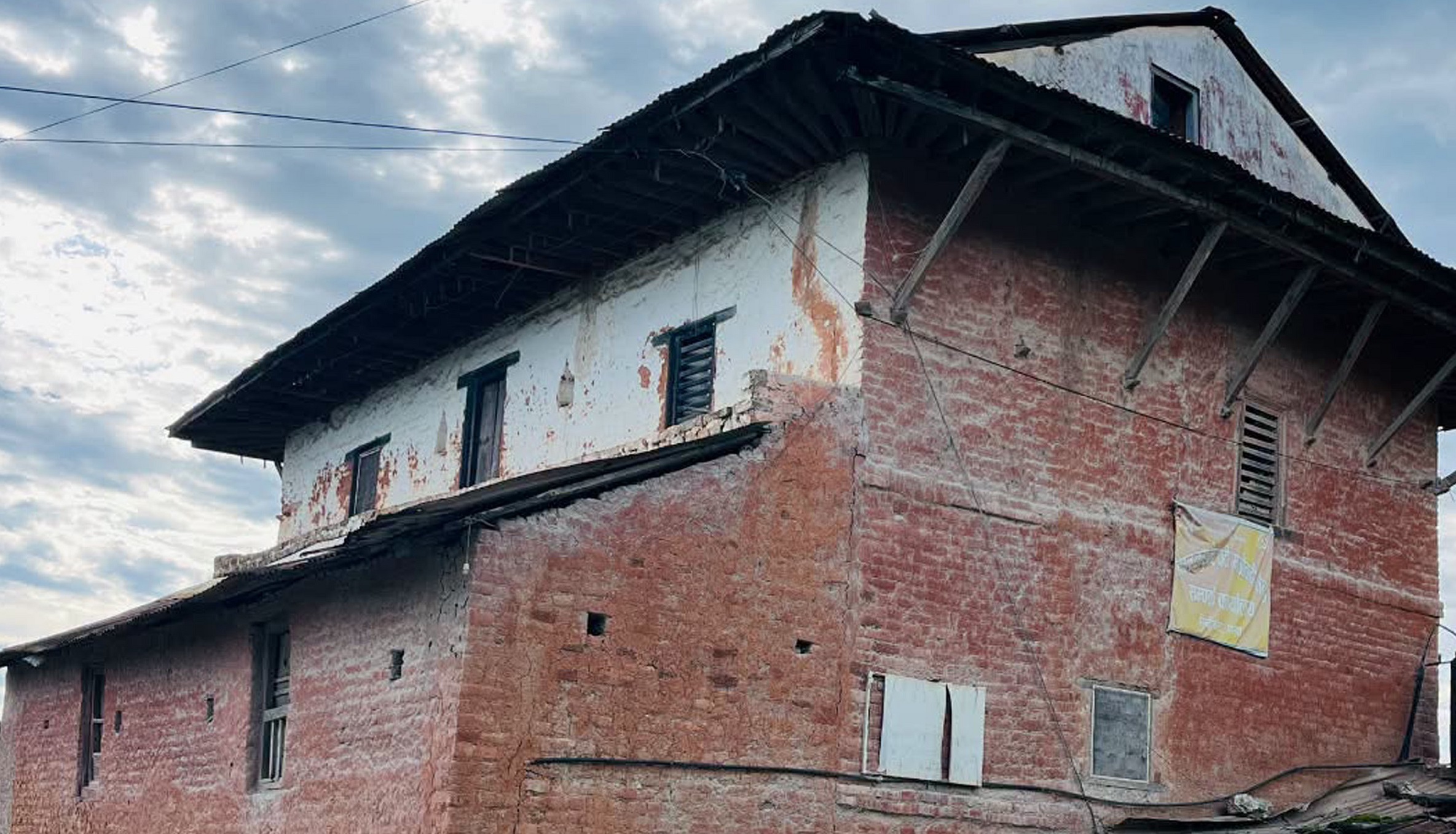 वैदेशिक रोजगारी र शहरमुखी बसाइसराइँका कारण ताल्चा लागेका घर, एक्लिएका बुढापाका