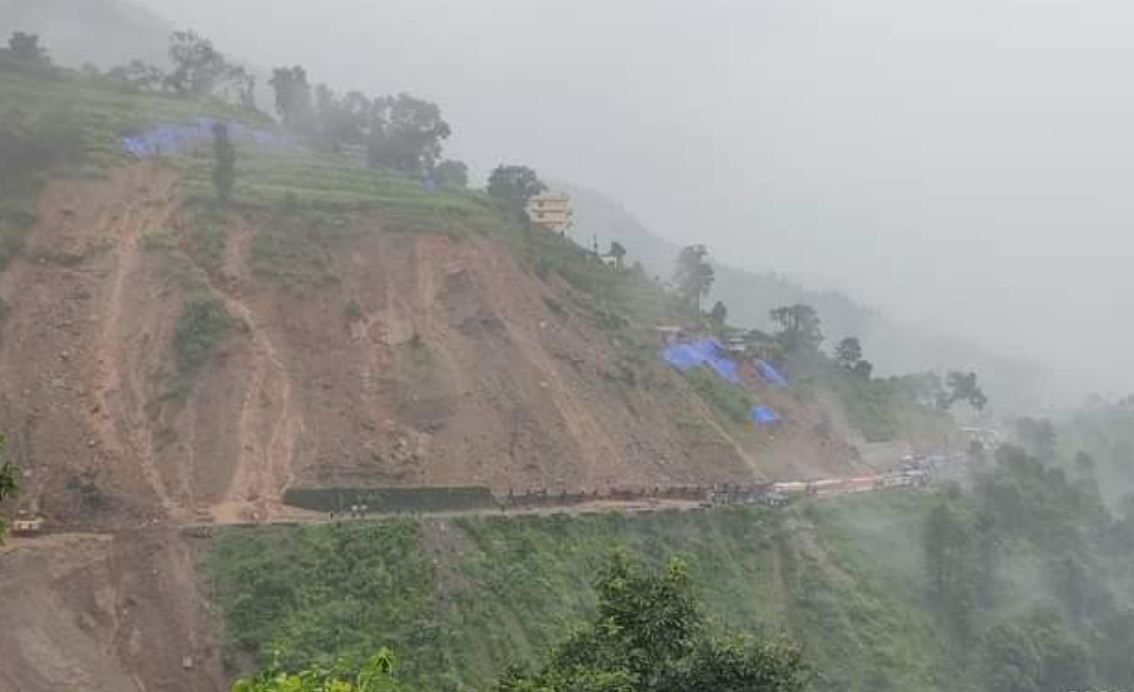 धादिङको गजुरी नजिकै पहिरो खस्दा सडक अवरुद्ध