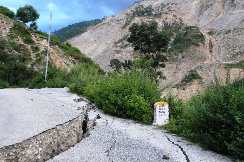 १९ वर्षसम्म पनि बन्न सकेन ४३ किलाेमिटर सडक