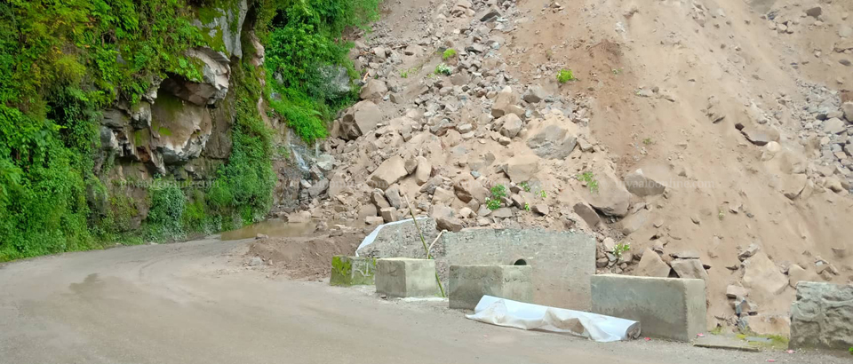 मेची राजमार्गमा झन्डै २ महिनापछि साना गाडी चल्न थाले