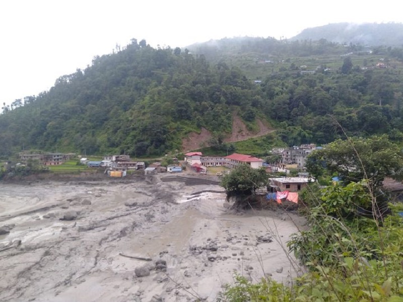 मेलम्चीमा फेरि बाढी, नदी किनारका स्थानीय बासिन्दालाई राति नै सुरक्षित ठाउँमा सारियो