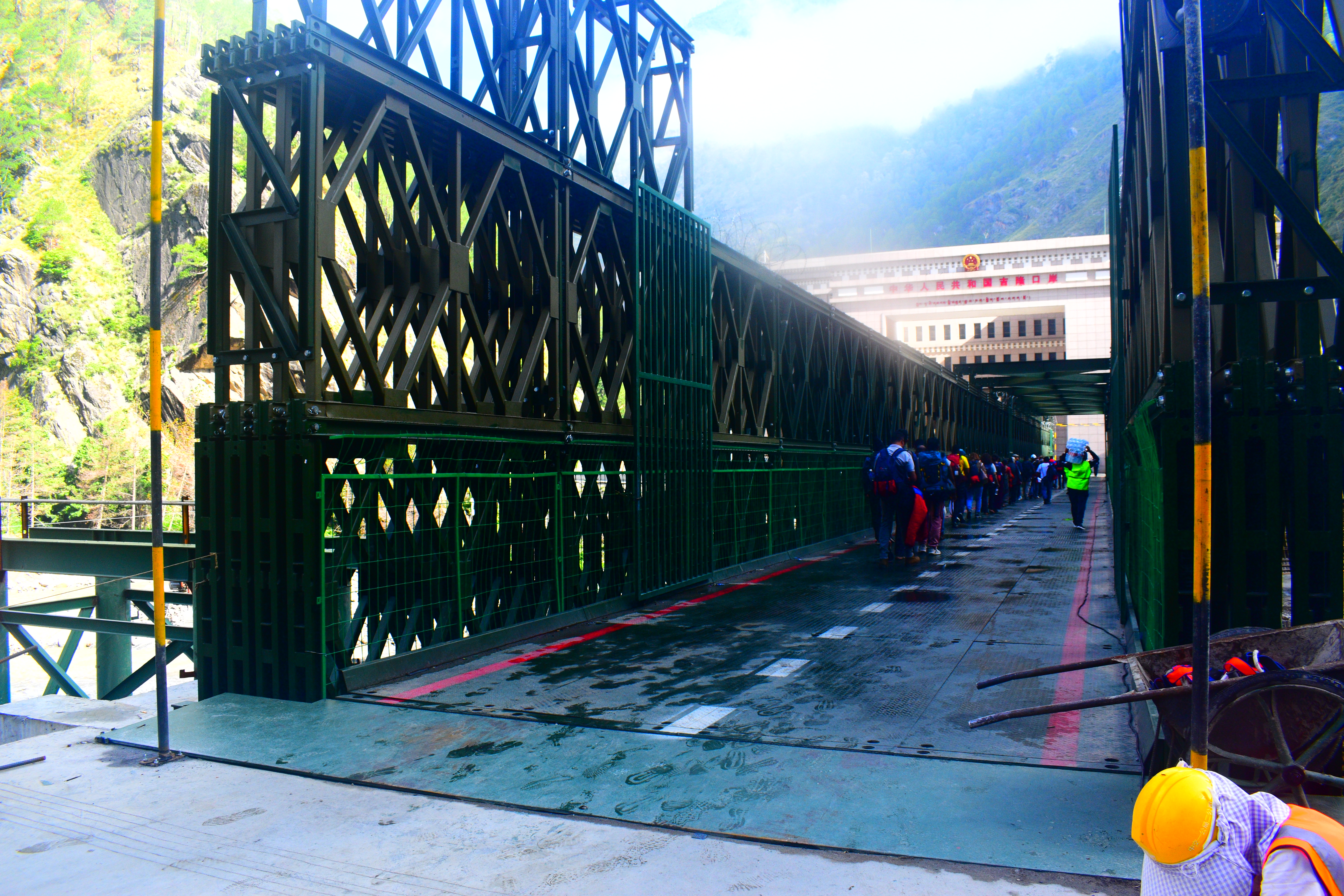रसुवागढीको मितेरी पुलबाट गाडी चल्न थाले