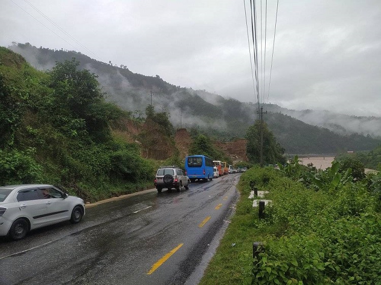 बीपी राजमार्ग दुईतर्फी अवरुद्ध, अरु राजमार्गमा पनि सावधानीपूर्वक यात्रा गर्न आग्रह