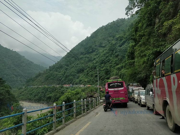 नारायणगढ–मुग्लिन–काठमाण्डौ सडक खण्डमा गाडी चल्न थाले : वीपी राजमार्ग अवरुद्ध