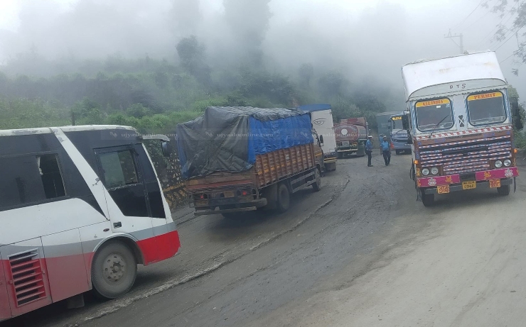 काठमाण्डौबाट बाहिरिने र भित्रने मुख्य सबै नाकामा गाडी बन्द