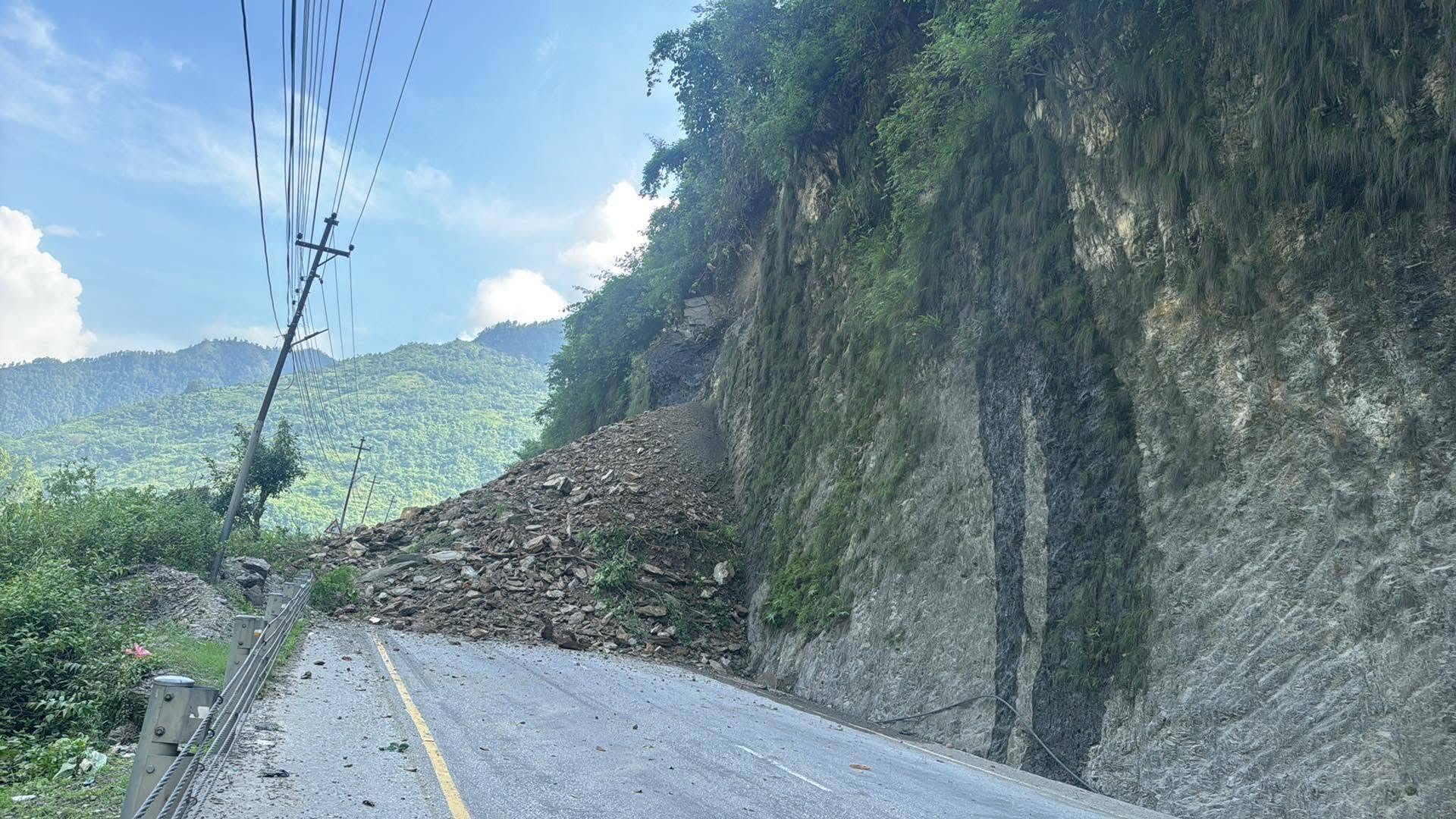 सुक्खा पहिरोले नारायणगढ–मुग्लिन सडक अवरुद्ध