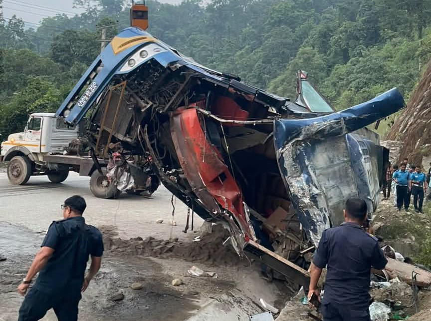 नवलपरासीको दाउन्नेमा बस दुर्घटना : ६ जनाको ज्यान गयो, १० जना घाइते