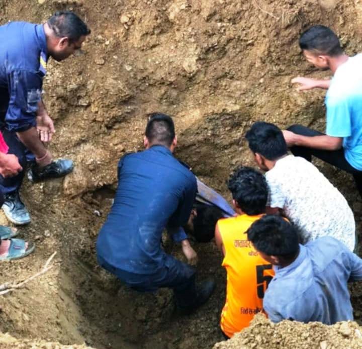 माटोको ढिस्कोमा पुरिएर दुई जनाको ज्यान गयो, एक जना घाइते