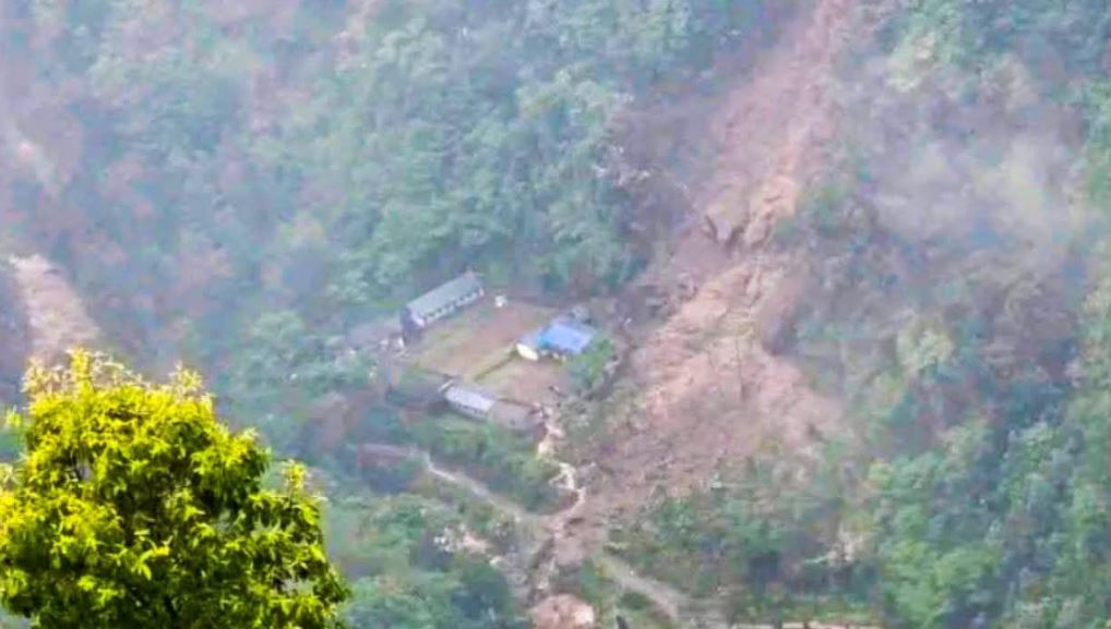 संखुवासभाको सिलिचोङमा पहिरो जाँदा ७ घरपरिवार विस्थापित