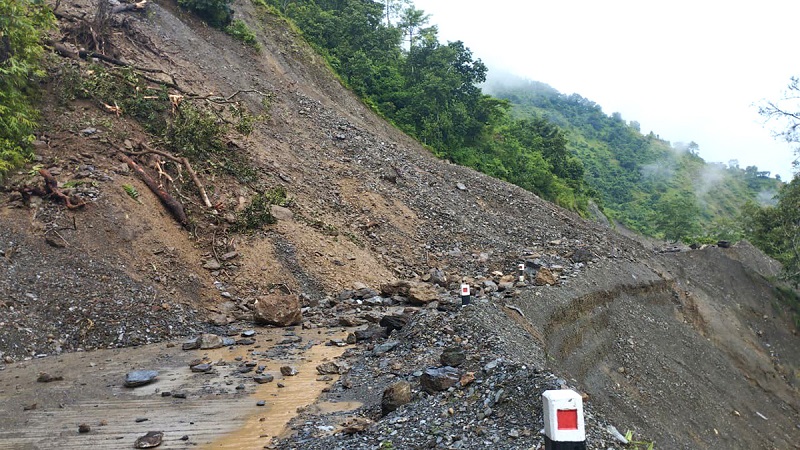 पहिरोले पृथ्वी राजमार्ग अवरुद्ध, खुलाउने प्रयास चल्दै