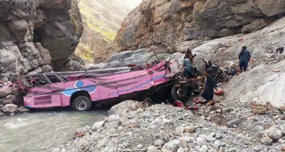 पाकिस्तानमा यात्रु बस भीरमा खस्दा ४० जनाको ज्यान गयो