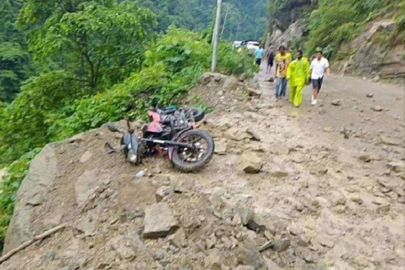 पाल्पाको सिद्धबाबामा पहिरोमा परी श्रीमानकाे ज्यान गयो, श्रीमती घाइते